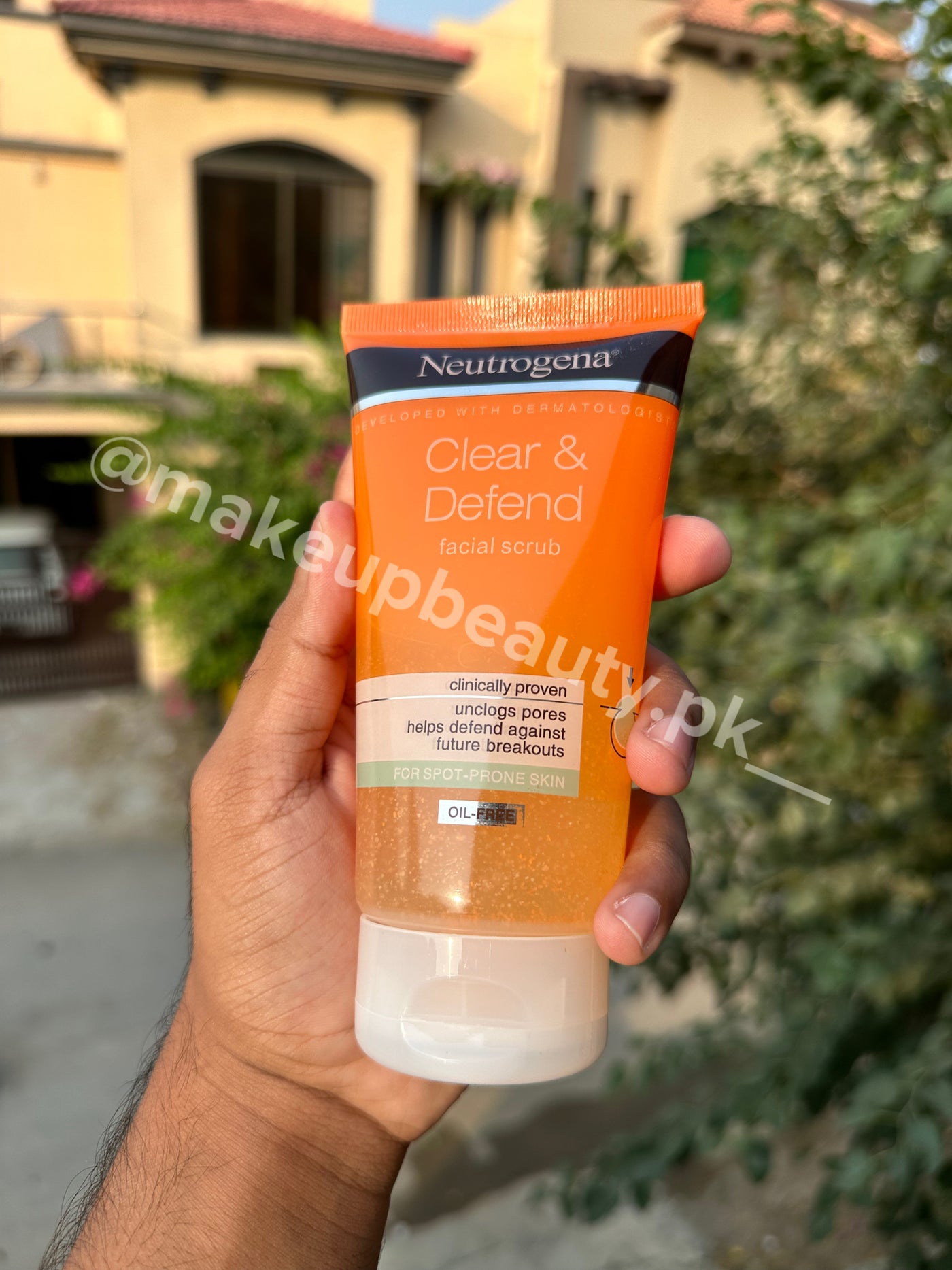 Neutrogena Oil Free Clear and Defend Facial Scrub 150 ML